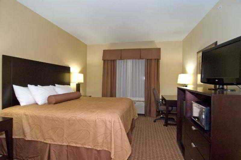 Best Western Bastrop Pines Inn Екстериор снимка