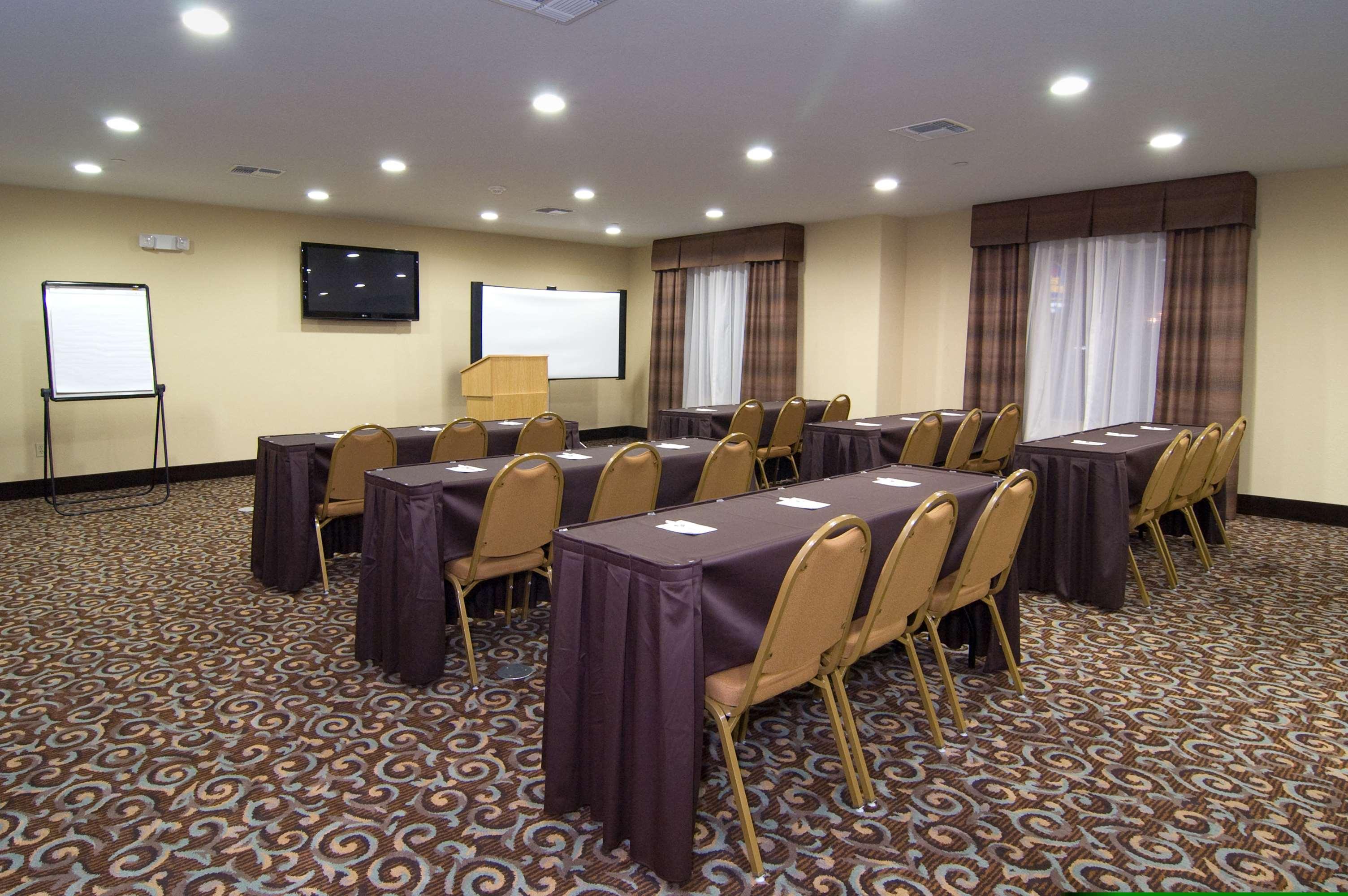Best Western Bastrop Pines Inn Бизнес снимка