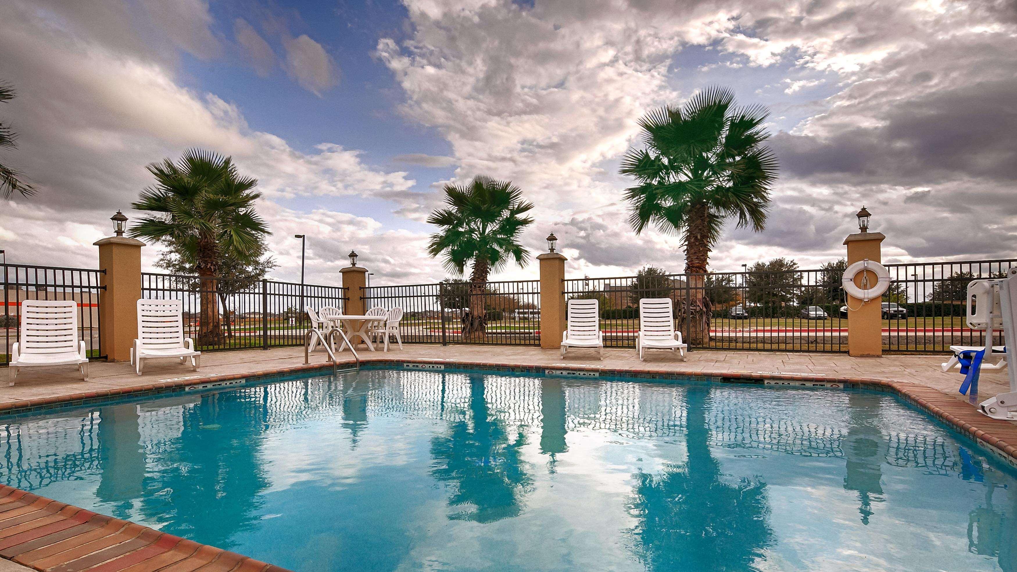 Best Western Bastrop Pines Inn Екстериор снимка