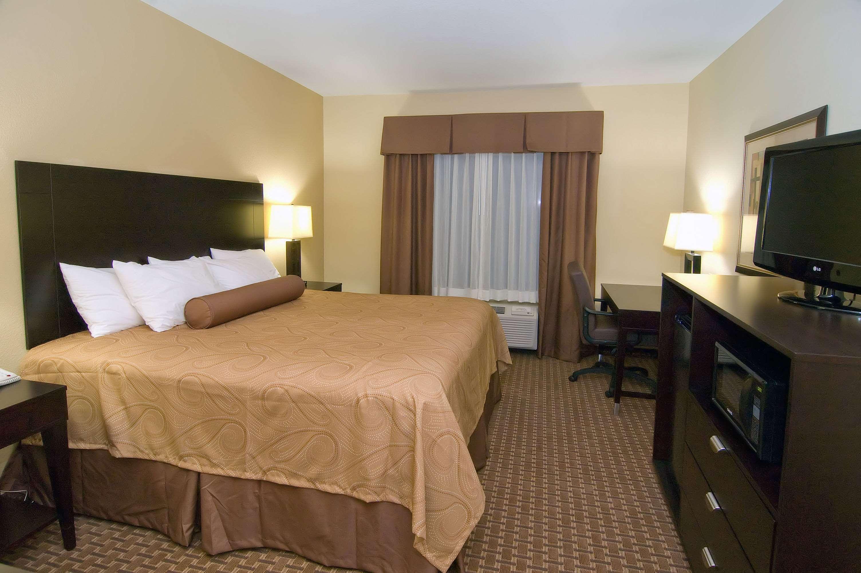 Best Western Bastrop Pines Inn Стая снимка