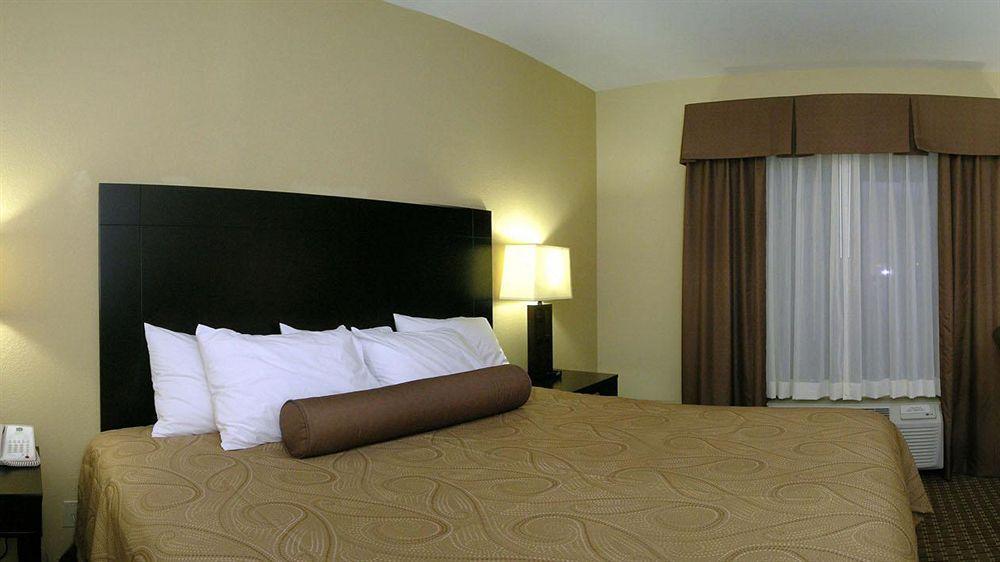 Best Western Bastrop Pines Inn Екстериор снимка