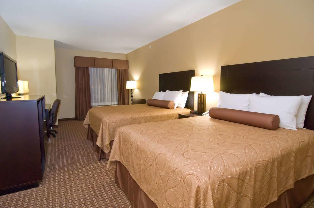 Best Western Bastrop Pines Inn Екстериор снимка